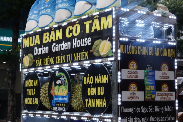 Xe sầu riêng “gắt” nhất Sài Gòn: Không ăn thử thì khỏi bán, mỗi ngày vẫn bay vèo vài trăm ký!- Ảnh 2. Xe sầu riêng “gắt” nhất Sài Gòn: Không ăn thử thì khỏi bán, mỗi ngày vẫn bay vèo vài trăm ký!- Ảnh 2.