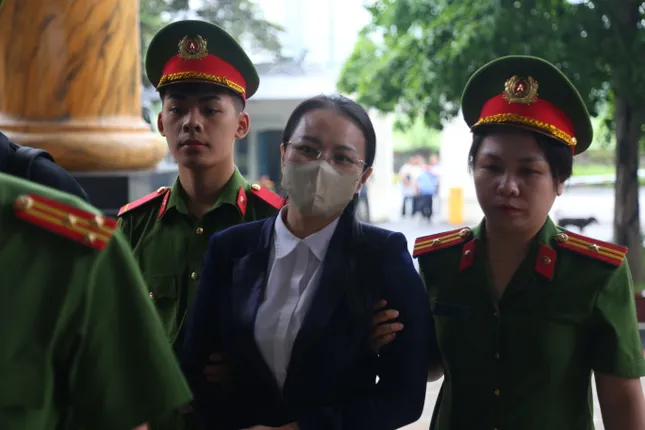 Cảnh sát dẫn giải nhóm cựu lãnh đạo Tập đoàn FLC, HOSE đến tòa phúc thẩm- Ảnh 3.