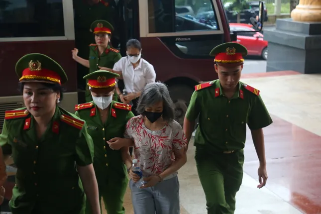 Cảnh sát dẫn giải nhóm cựu lãnh đạo Tập đoàn FLC, HOSE đến tòa phúc thẩm- Ảnh 9.