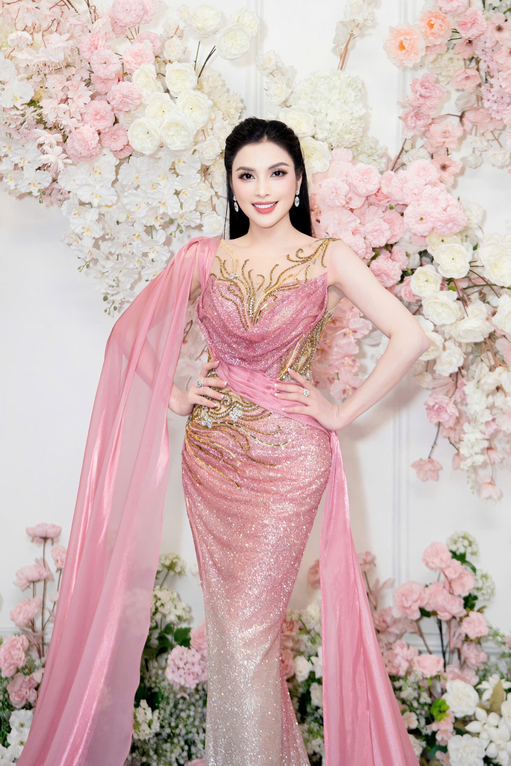 MC Kim Huyền Sâm xuất hiện kiêu sa, khoe vóc dáng "đồng hồ cát"- Ảnh 1. MC Kim Huyền Sâm xuất hiện kiêu sa, khoe vóc dáng "đồng hồ cát"- Ảnh 1.