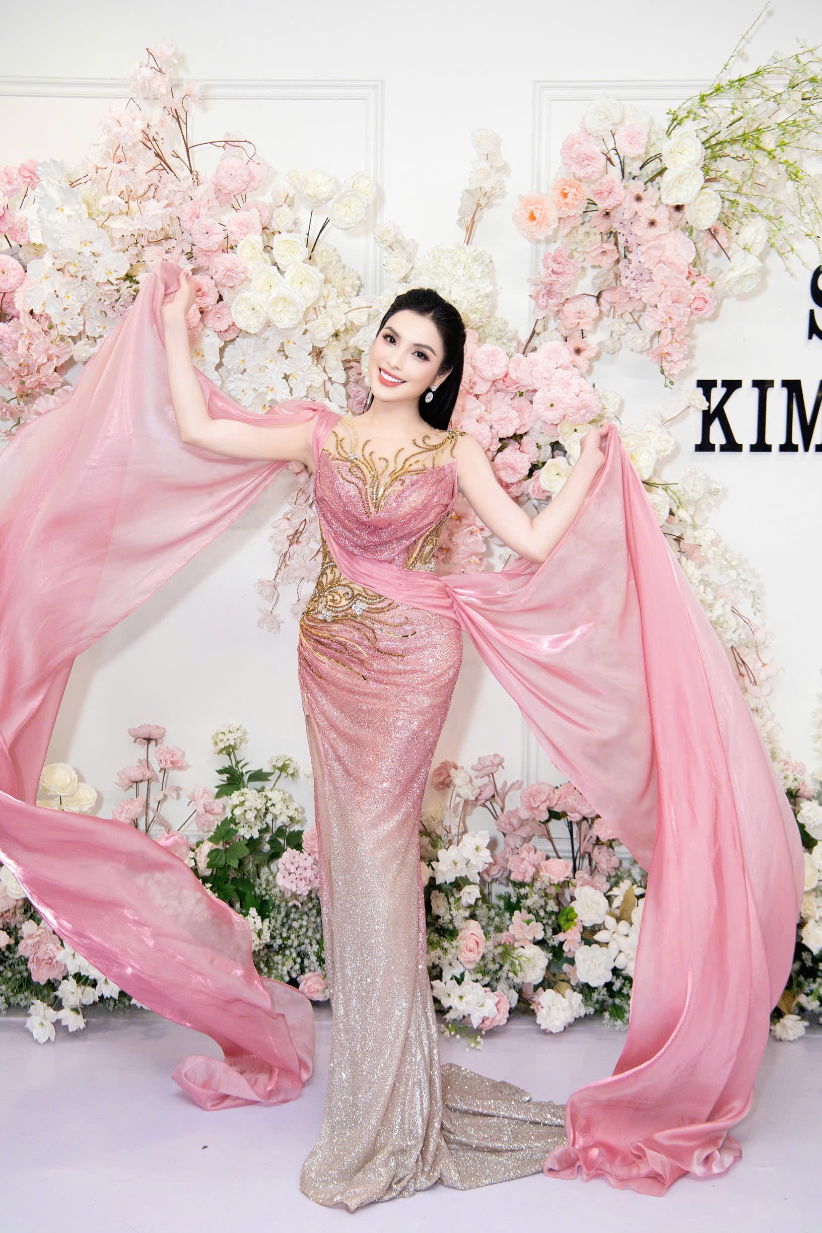 MC Kim Huyền Sâm xuất hiện kiêu sa, khoe vóc dáng "đồng hồ cát"- Ảnh 3. MC Kim Huyền Sâm xuất hiện kiêu sa, khoe vóc dáng "đồng hồ cát"- Ảnh 3.