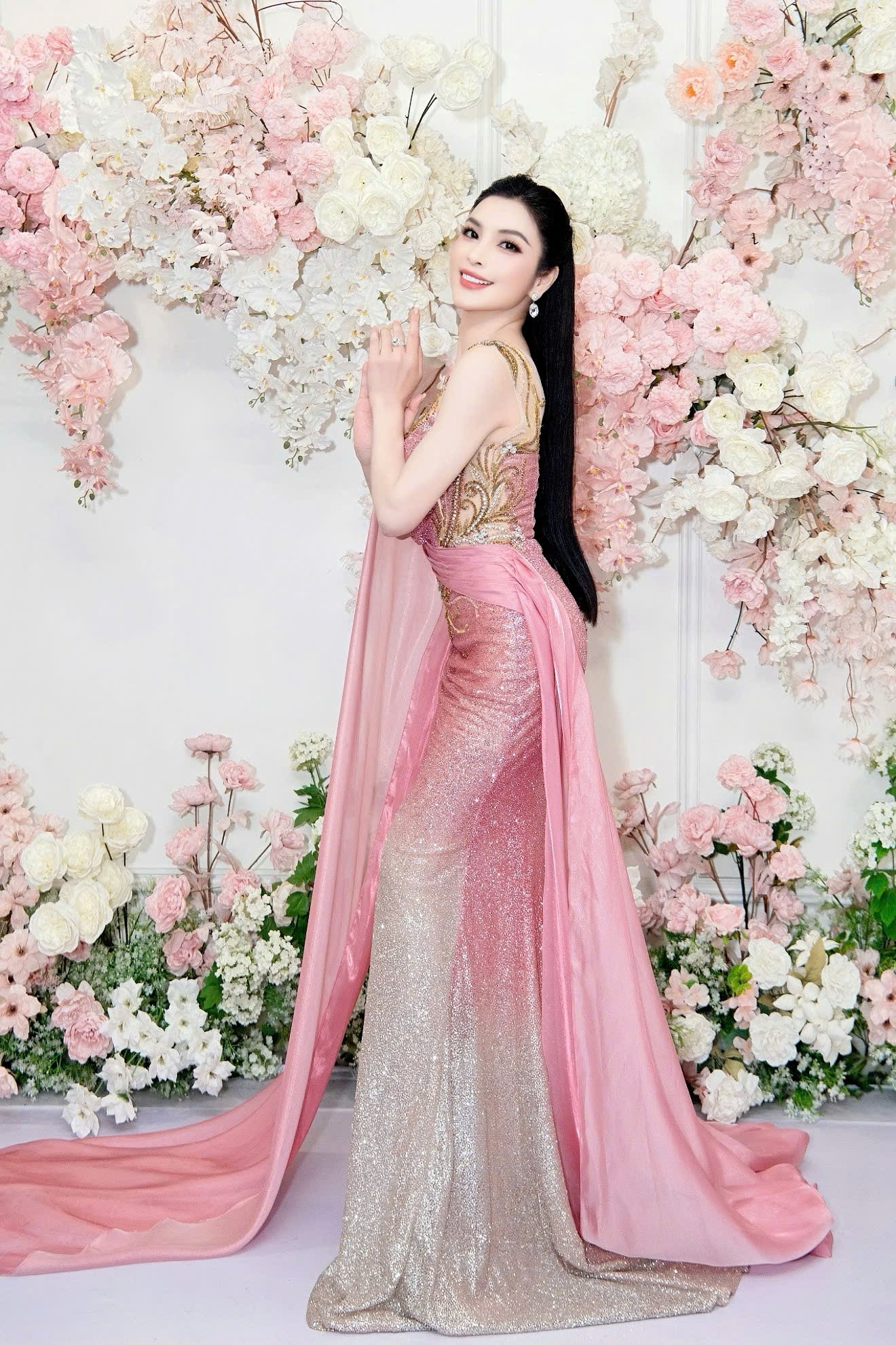 MC Kim Huyền Sâm xuất hiện kiêu sa, khoe vóc dáng "đồng hồ cát"- Ảnh 2. MC Kim Huyền Sâm xuất hiện kiêu sa, khoe vóc dáng "đồng hồ cát"- Ảnh 2.