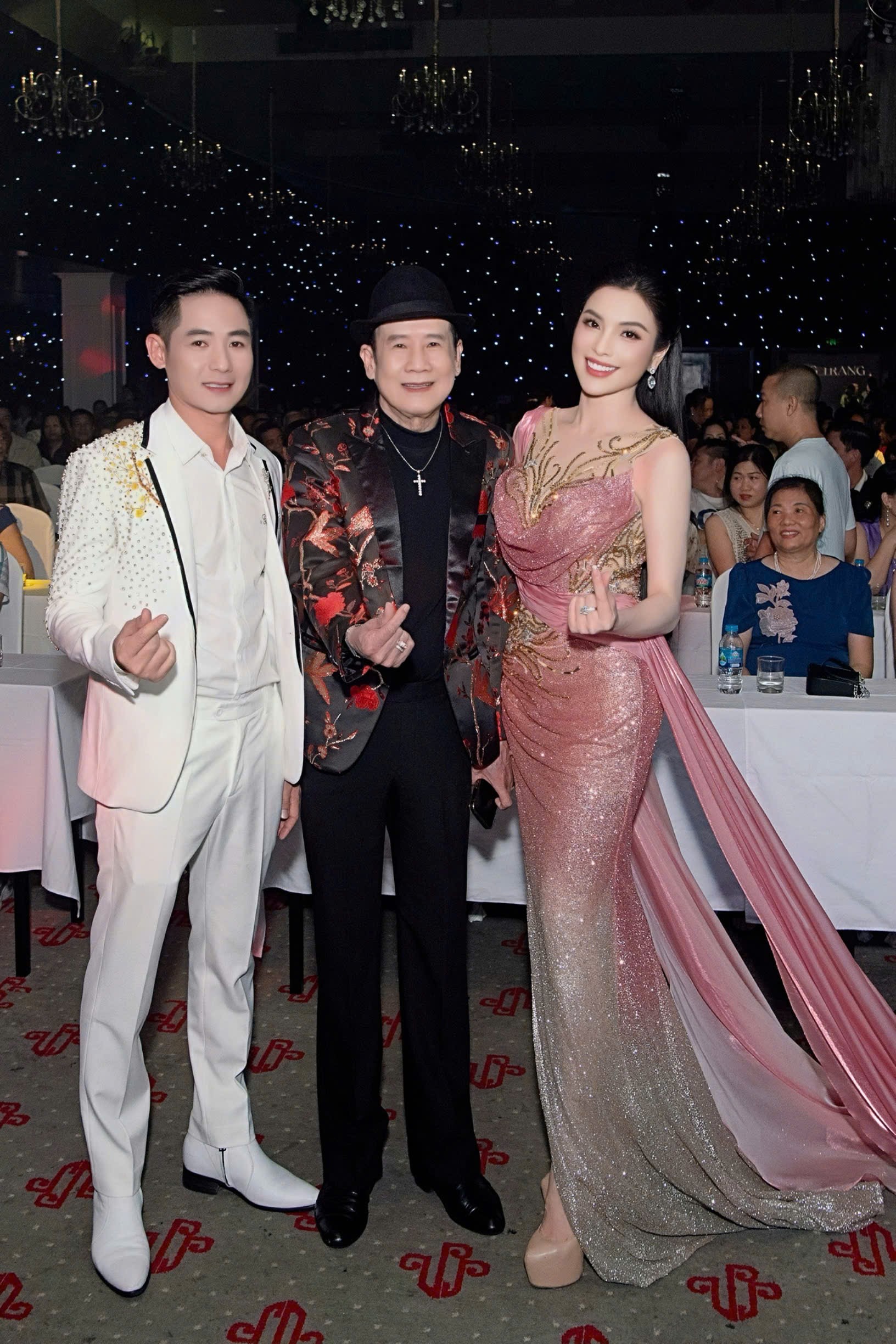 MC Kim Huyền Sâm xuất hiện kiêu sa, khoe vóc dáng "đồng hồ cát"- Ảnh 7. MC Kim Huyền Sâm xuất hiện kiêu sa, khoe vóc dáng "đồng hồ cát"- Ảnh 7.