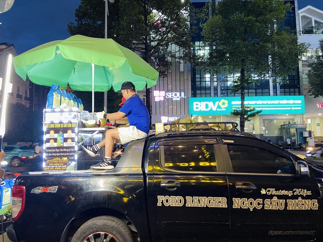 Xe sầu riêng “gắt” nhất Sài Gòn: Không ăn thử thì khỏi bán, mỗi ngày vẫn bay vèo vài trăm ký!- Ảnh 4.