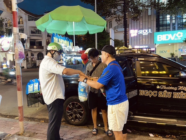 Xe sầu riêng “gắt” nhất Sài Gòn: Không ăn thử thì khỏi bán, mỗi ngày vẫn bay vèo vài trăm ký!- Ảnh 7. Xe sầu riêng “gắt” nhất Sài Gòn: Không ăn thử thì khỏi bán, mỗi ngày vẫn bay vèo vài trăm ký!- Ảnh 7.