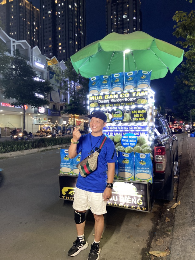 Xe sầu riêng “gắt” nhất Sài Gòn: Không ăn thử thì khỏi bán, mỗi ngày vẫn bay vèo vài trăm ký!- Ảnh 6.