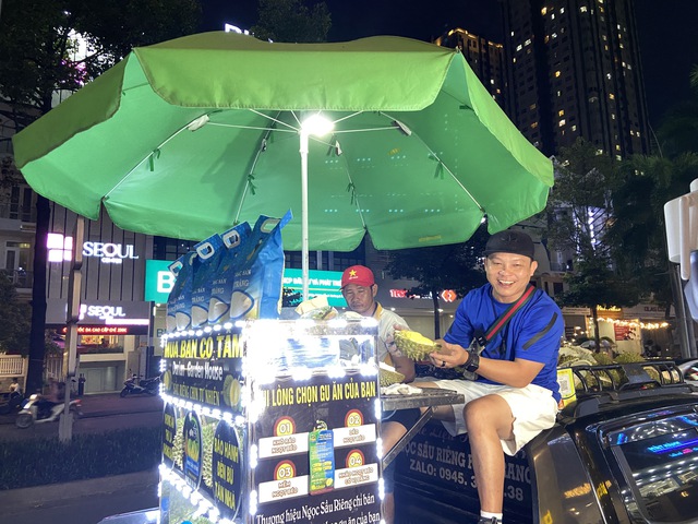 Xe sầu riêng “gắt” nhất Sài Gòn: Không ăn thử thì khỏi bán, mỗi ngày vẫn bay vèo vài trăm ký!- Ảnh 1.