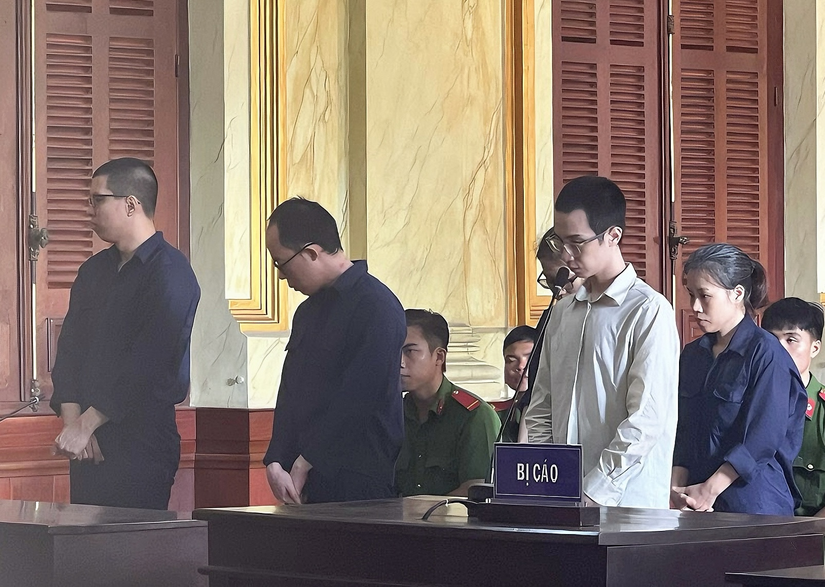 Nhân viên ngân hàng nhờ đồng nghiệp hỗ trợ để chiếm đoạt hơn 5,2 tỉ đồng- Ảnh 2. Nhân viên ngân hàng nhờ đồng nghiệp hỗ trợ để chiếm đoạt hơn 5,2 tỉ đồng- Ảnh 2.