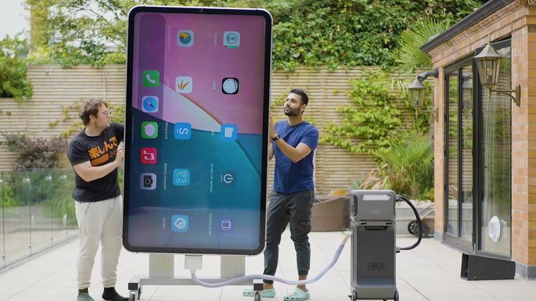 Đây là chiếc iPhone lớn nhất thế giới xác lập Kỷ lục Guinness: Cao hơn 2m, nặng trăm ký và mạnh đến mức khó tin- Ảnh 1. Đây là chiếc iPhone lớn nhất thế giới xác lập Kỷ lục Guinness: Cao hơn 2m, nặng trăm ký và mạnh đến mức khó tin- Ảnh 1.