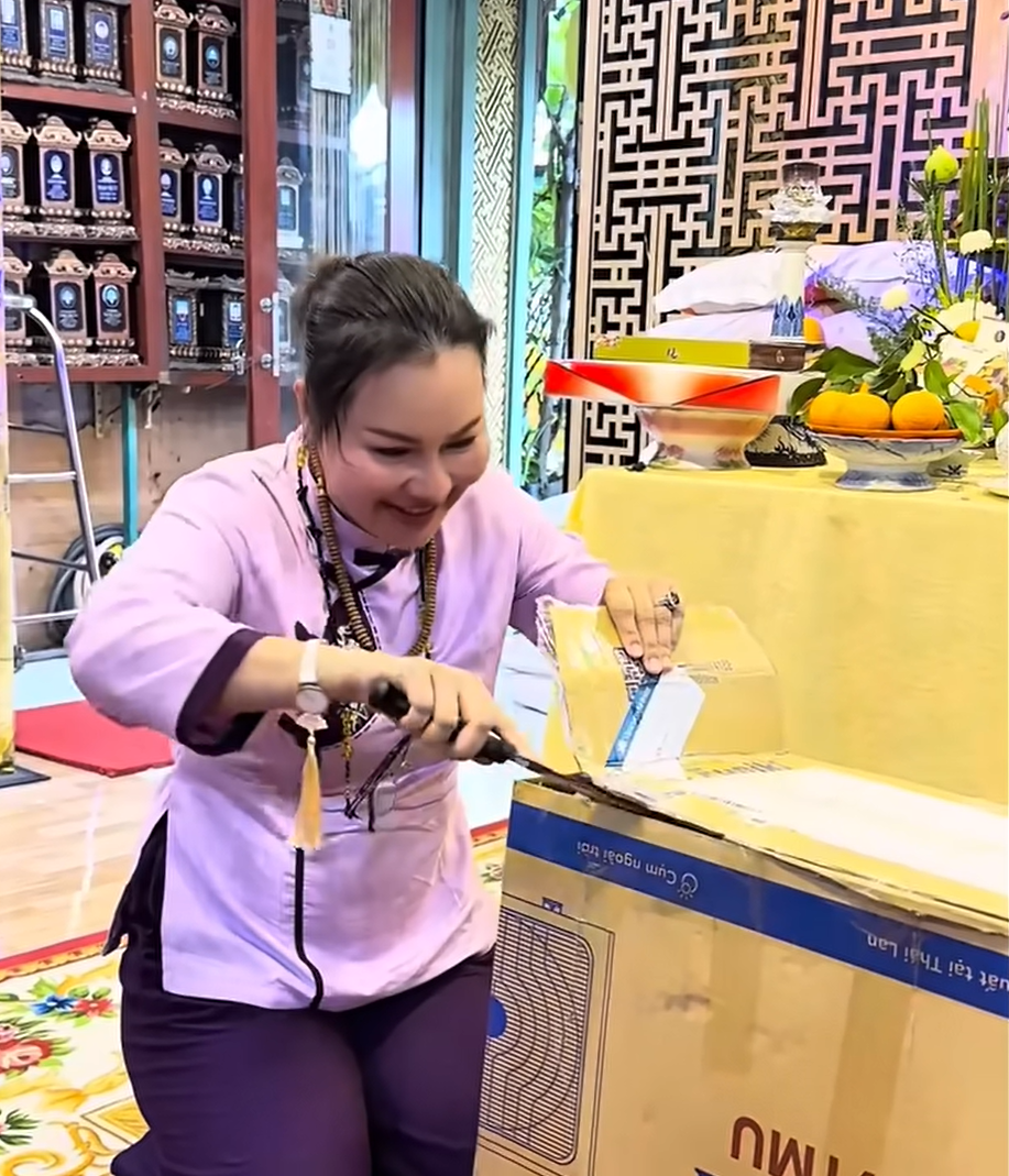 Vợ Quý Bình: "Tôi không muốn phụ thuộc vào thuốc trầm cảm"- Ảnh 3. Vợ Quý Bình: "Tôi không muốn phụ thuộc vào thuốc trầm cảm"- Ảnh 3.