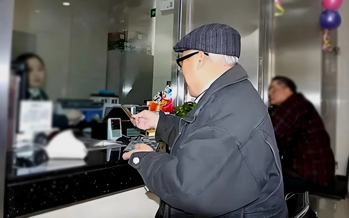 Vợ qua đời, cụ ông 95 tuổi ra ngân hàng rút tiết kiệm 1 tỷ đồng nhưng bị từ chối: "Ông không có quyền thừa kế"- Ảnh 1. Vợ qua đời, cụ ông 95 tuổi ra ngân hàng rút tiết kiệm 1 tỷ đồng nhưng bị từ chối: "Ông không có quyền thừa kế"- Ảnh 1.