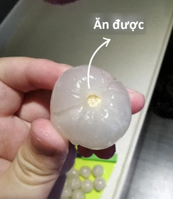 Bóc vỏ quả vải, phần đen trên cuống là gì? Nhiều người nghĩ là Bóc vỏ quả vải, phần đen trên cuống là gì? Nhiều người nghĩ là