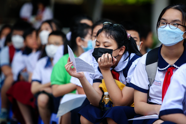 Từng vui mừng khi con đỗ lớp 6 CLC, chỉ sau 1 học kì, ông bố Hà Nội hoang mang: Liệu có đáng để đánh đổi không?- Ảnh 1. Từng vui mừng khi con đỗ lớp 6 CLC, chỉ sau 1 học kì, ông bố Hà Nội hoang mang: Liệu có đáng để đánh đổi không?- Ảnh 1.