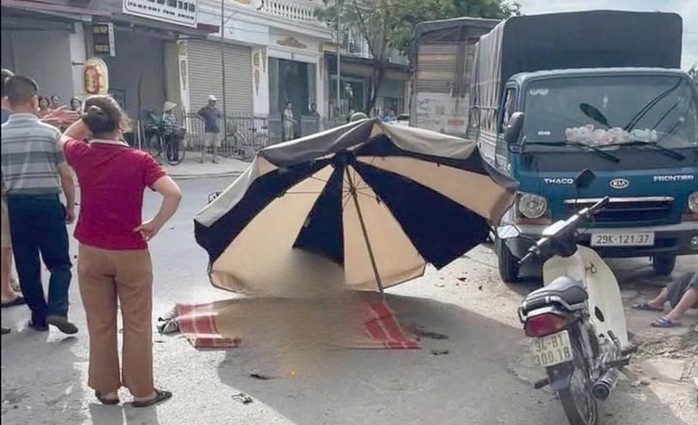 Tai nạn giao thông liên hoàn, hai vợ chồng và con gái thương vong- Ảnh 1. Tai nạn giao thông liên hoàn, hai vợ chồng và con gái thương vong- Ảnh 1.