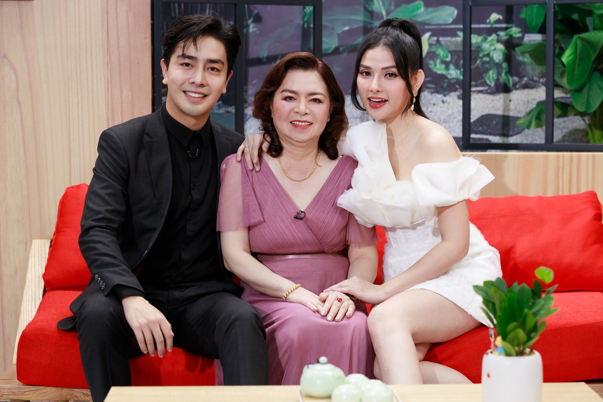 Nữ ca sĩ được mẹ chồng treo giải chục tỷ để sinh con, hôn nhân với chồng kém 11 tuổi đầy ngọt ngào- Ảnh 4. Nữ ca sĩ được mẹ chồng treo giải chục tỷ để sinh con, hôn nhân với chồng kém 11 tuổi đầy ngọt ngào- Ảnh 4.