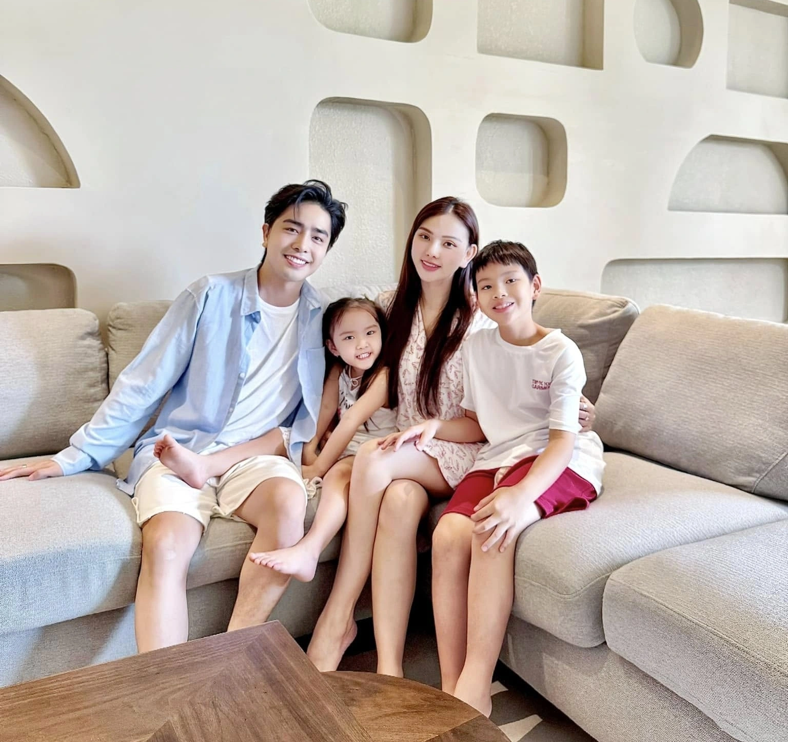 Nữ ca sĩ được mẹ chồng treo giải chục tỷ để sinh con, hôn nhân với chồng kém 11 tuổi đầy ngọt ngào- Ảnh 3. Nữ ca sĩ được mẹ chồng treo giải chục tỷ để sinh con, hôn nhân với chồng kém 11 tuổi đầy ngọt ngào- Ảnh 3.