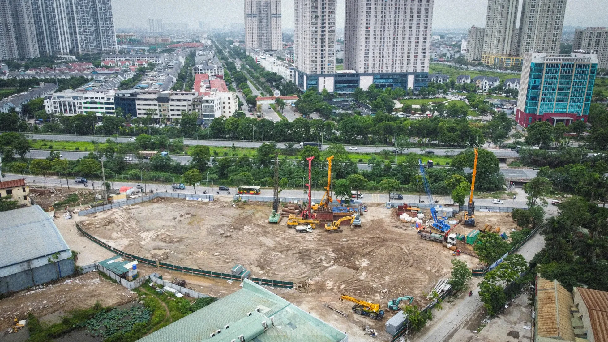 Xe máy tràn vào cao tốc Đại lộ Thăng Long 'né' ùn tắc- Ảnh 1. Xe máy tràn vào cao tốc Đại lộ Thăng Long 'né' ùn tắc- Ảnh 1.