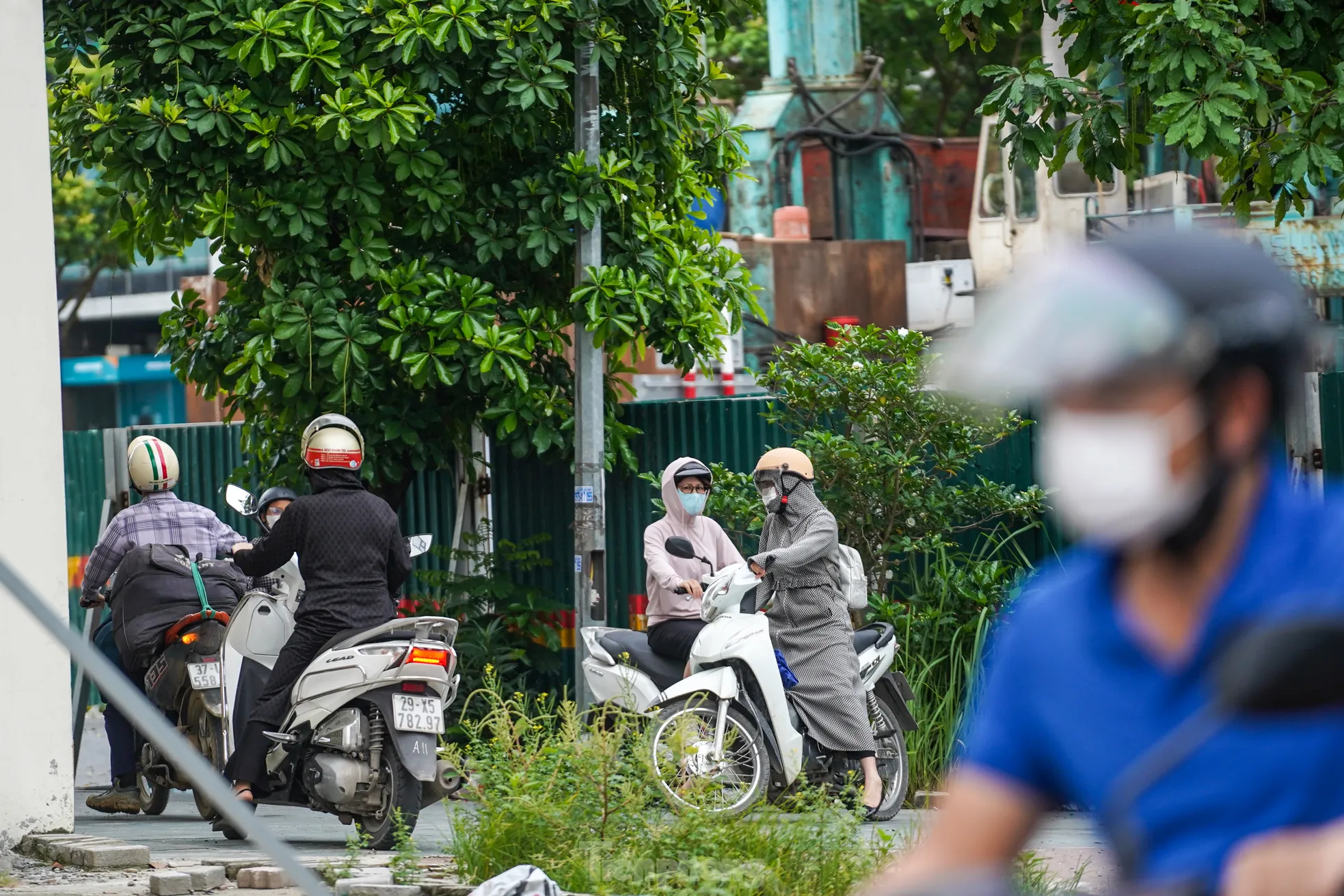 Xe máy tràn vào cao tốc Đại lộ Thăng Long 'né' ùn tắc- Ảnh 7. Xe máy tràn vào cao tốc Đại lộ Thăng Long 'né' ùn tắc- Ảnh 7.