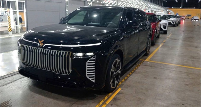 SUV mới giống VinFast VF 9 lộ màu sơn trắng cho thấy nhiều đường nét khác hẳn 'bản gốc', logo đặt nổi kiểu Rolls-Royce- Ảnh 1. SUV mới giống VinFast VF 9 lộ màu sơn trắng cho thấy nhiều đường nét khác hẳn 'bản gốc', logo đặt nổi kiểu Rolls-Royce- Ảnh 1.