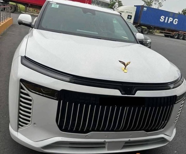 SUV mới giống VinFast VF 9 lộ màu sơn trắng cho thấy nhiều đường nét khác hẳn 'bản gốc', logo đặt nổi kiểu Rolls-Royce- Ảnh 3. SUV mới giống VinFast VF 9 lộ màu sơn trắng cho thấy nhiều đường nét khác hẳn 'bản gốc', logo đặt nổi kiểu Rolls-Royce- Ảnh 3.