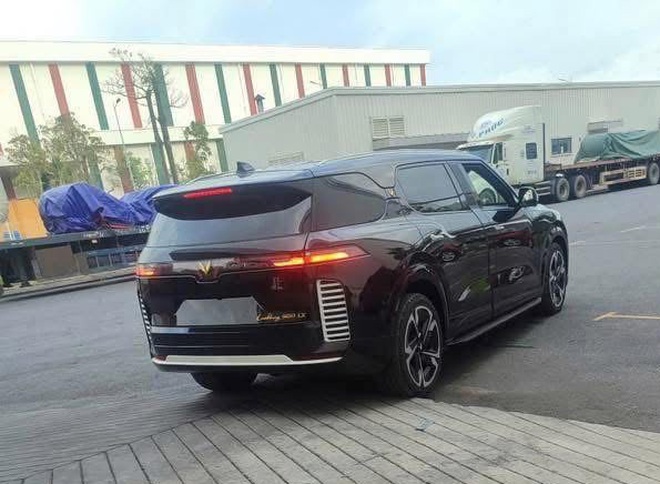 SUV mới giống VinFast VF 9 lộ màu sơn trắng cho thấy nhiều đường nét khác hẳn 'bản gốc', logo đặt nổi kiểu Rolls-Royce- Ảnh 2. SUV mới giống VinFast VF 9 lộ màu sơn trắng cho thấy nhiều đường nét khác hẳn 'bản gốc', logo đặt nổi kiểu Rolls-Royce- Ảnh 2.
