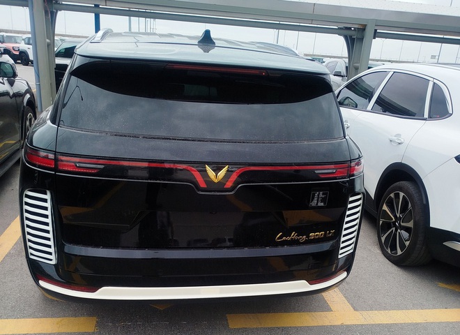 SUV mới giống VinFast VF 9 lộ màu sơn trắng cho thấy nhiều đường nét khác hẳn 'bản gốc', logo đặt nổi kiểu Rolls-Royce- Ảnh 5. SUV mới giống VinFast VF 9 lộ màu sơn trắng cho thấy nhiều đường nét khác hẳn 'bản gốc', logo đặt nổi kiểu Rolls-Royce- Ảnh 5.