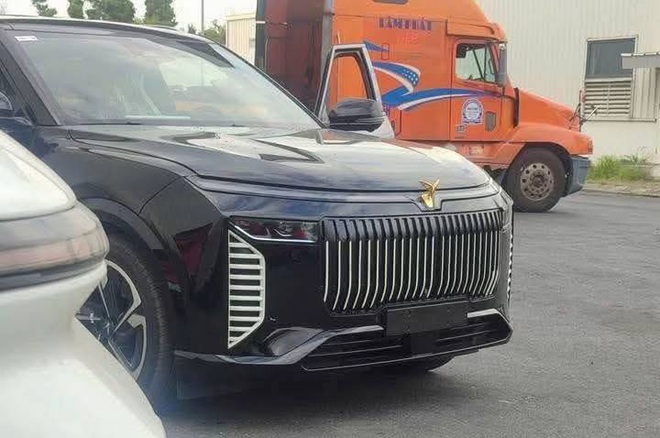 SUV mới giống VinFast VF 9 lộ màu sơn trắng cho thấy nhiều đường nét khác hẳn 'bản gốc', logo đặt nổi kiểu Rolls-Royce- Ảnh 4. SUV mới giống VinFast VF 9 lộ màu sơn trắng cho thấy nhiều đường nét khác hẳn 'bản gốc', logo đặt nổi kiểu Rolls-Royce- Ảnh 4.