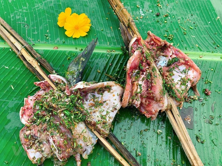 Ăn cá nướng giữa mùa hè oi bức nghe có vẻ nghịch lý? Nhưng với Ăn cá nướng giữa mùa hè oi bức nghe có vẻ nghịch lý? Nhưng với