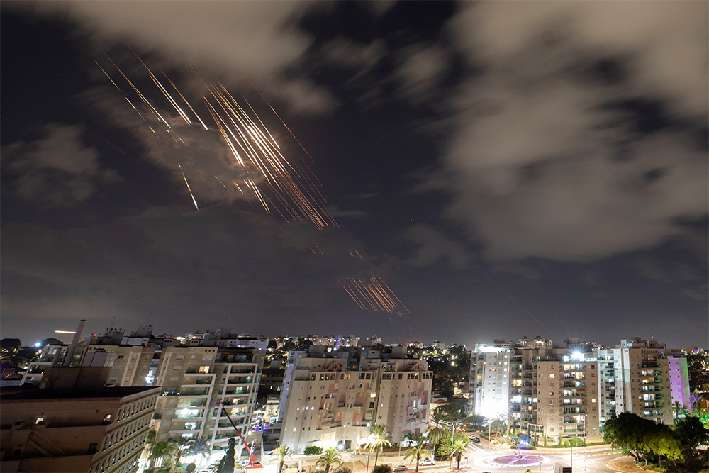 Giao tranh với Israel kéo dài, Iran phát tín hiệu khẩn đồng ý làm 1 điều: "Miễn là Mỹ không can dự"- Ảnh 1. Giao tranh với Israel kéo dài, Iran phát tín hiệu khẩn đồng ý làm 1 điều: "Miễn là Mỹ không can dự"- Ảnh 1.