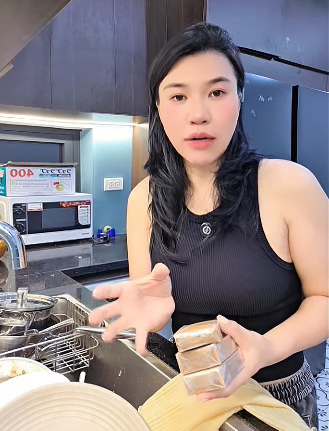 Clip TikToker bán cao ngựa 1,2 triệu/100gr cho trẻ từ 6 tháng tuổi Clip TikToker bán cao ngựa 1,2 triệu/100gr cho trẻ từ 6 tháng tuổi