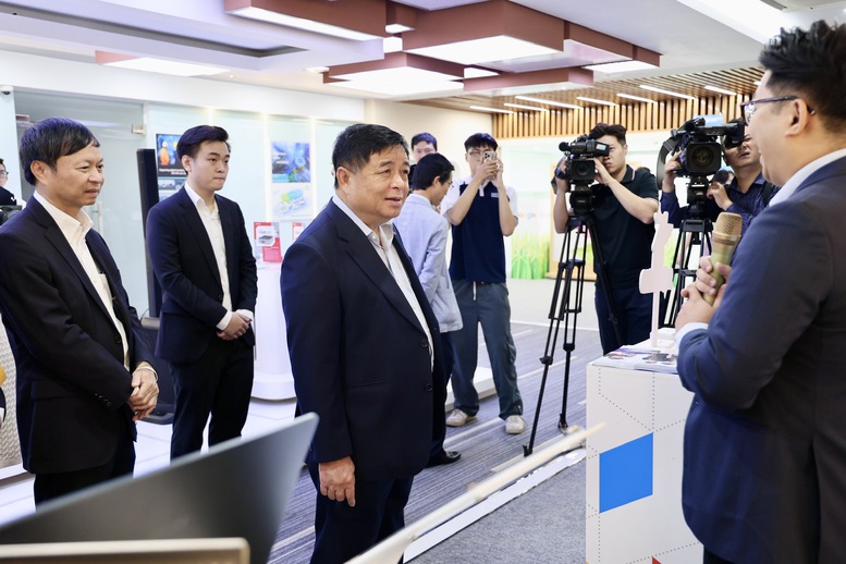 Phó Thủ tướng Nguyễn Chí Dũng: Mạnh mẽ tiến về phía trước để Việt Nam trở thành cường quốc về AI- Ảnh 6. Phó Thủ tướng Nguyễn Chí Dũng: Mạnh mẽ tiến về phía trước để Việt Nam trở thành cường quốc về AI- Ảnh 6.