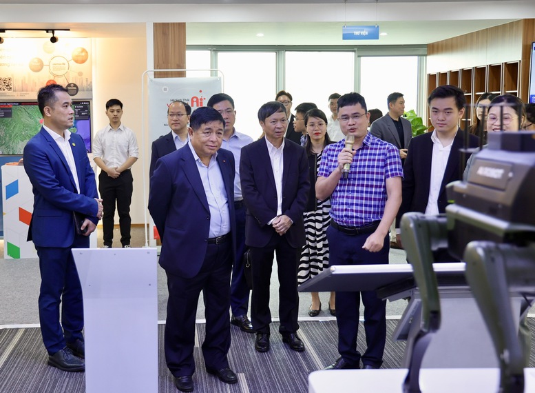 Phó Thủ tướng Nguyễn Chí Dũng: Mạnh mẽ tiến về phía trước để Việt Nam trở thành cường quốc về AI- Ảnh 4. Phó Thủ tướng Nguyễn Chí Dũng: Mạnh mẽ tiến về phía trước để Việt Nam trở thành cường quốc về AI- Ảnh 4.