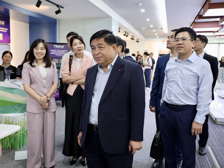 Phó Thủ tướng Nguyễn Chí Dũng: Mạnh mẽ tiến về phía trước để Việt Nam trở thành cường quốc về AI- Ảnh 5. Phó Thủ tướng Nguyễn Chí Dũng: Mạnh mẽ tiến về phía trước để Việt Nam trở thành cường quốc về AI- Ảnh 5.