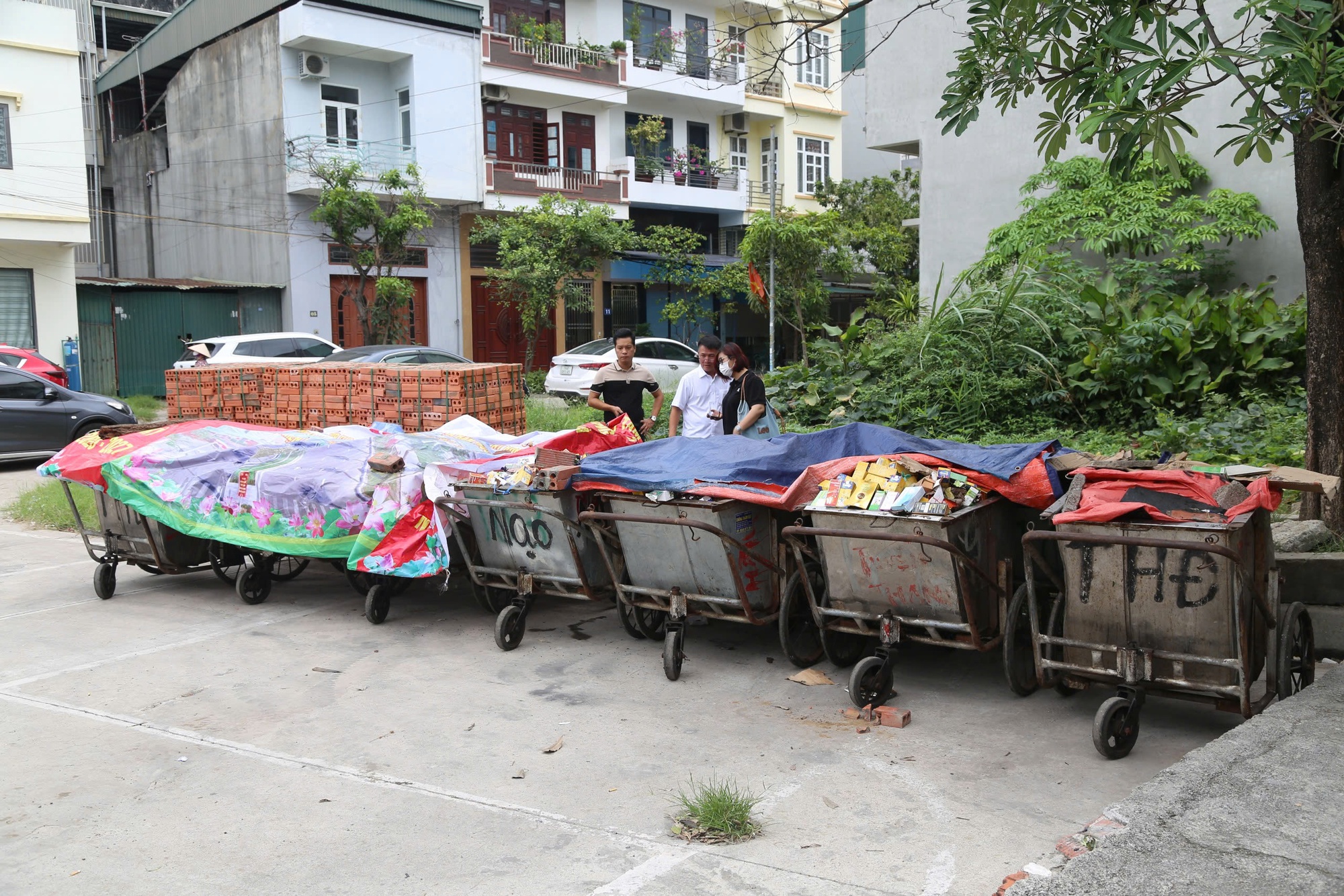 Cận cảnh hàng nghìn hộp thực phẩm chức năng bị đổ bỏ ngổn ngang ở bãi rác tại Quảng Ninh- Ảnh 1. Cận cảnh hàng nghìn hộp thực phẩm chức năng bị đổ bỏ ngổn ngang ở bãi rác tại Quảng Ninh- Ảnh 1.