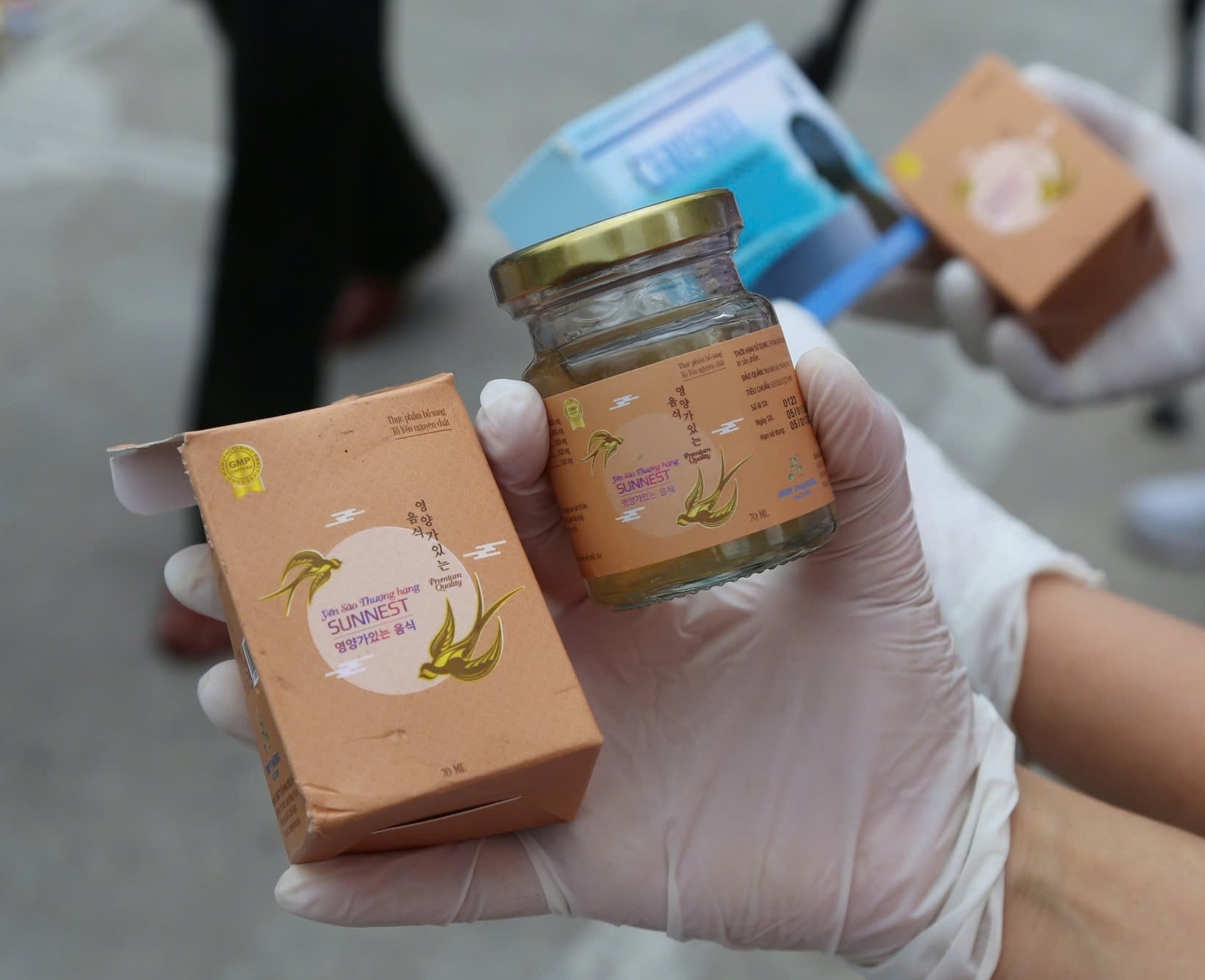 Cận cảnh hàng nghìn hộp thực phẩm chức năng bị đổ bỏ ngổn ngang ở bãi rác tại Quảng Ninh- Ảnh 7. Cận cảnh hàng nghìn hộp thực phẩm chức năng bị đổ bỏ ngổn ngang ở bãi rác tại Quảng Ninh- Ảnh 7.