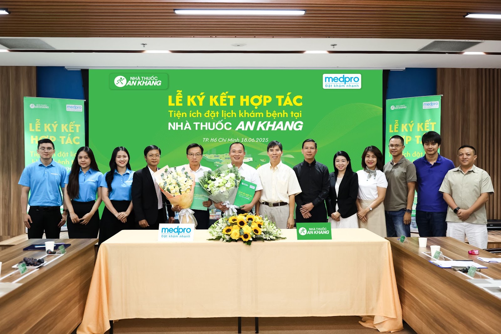 Thêm tiện ích đặt lịch khám tại hơn 300 cơ sở y tế, An Khang muốn chuyển mình thành “trạm y tế” khu phố?- Ảnh 1. Thêm tiện ích đặt lịch khám tại hơn 300 cơ sở y tế, An Khang muốn chuyển mình thành “trạm y tế” khu phố?- Ảnh 1.