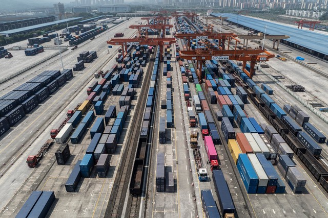 NYT nói "đòn tấn công" mới của Trung Quốc đang lan khắp toàn cầu, 1 nước ĐNÁ chịu ảnh hưởng mạnh nhất- Ảnh 1. NYT nói "đòn tấn công" mới của Trung Quốc đang lan khắp toàn cầu, 1 nước ĐNÁ chịu ảnh hưởng mạnh nhất- Ảnh 1.