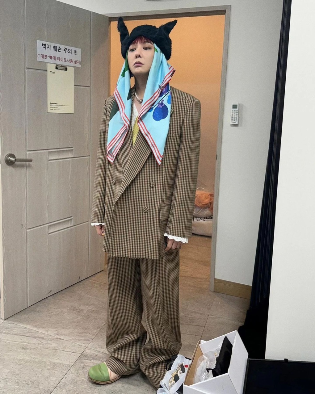 Còn 2 ngày là gặp G-Dragon: Sân khấu dần hoàn thiện, fan trồng cả vườn cúc tại Mỹ Đình!- Ảnh 14. Còn 2 ngày là gặp G-Dragon: Sân khấu dần hoàn thiện, fan trồng cả vườn cúc tại Mỹ Đình!- Ảnh 14.