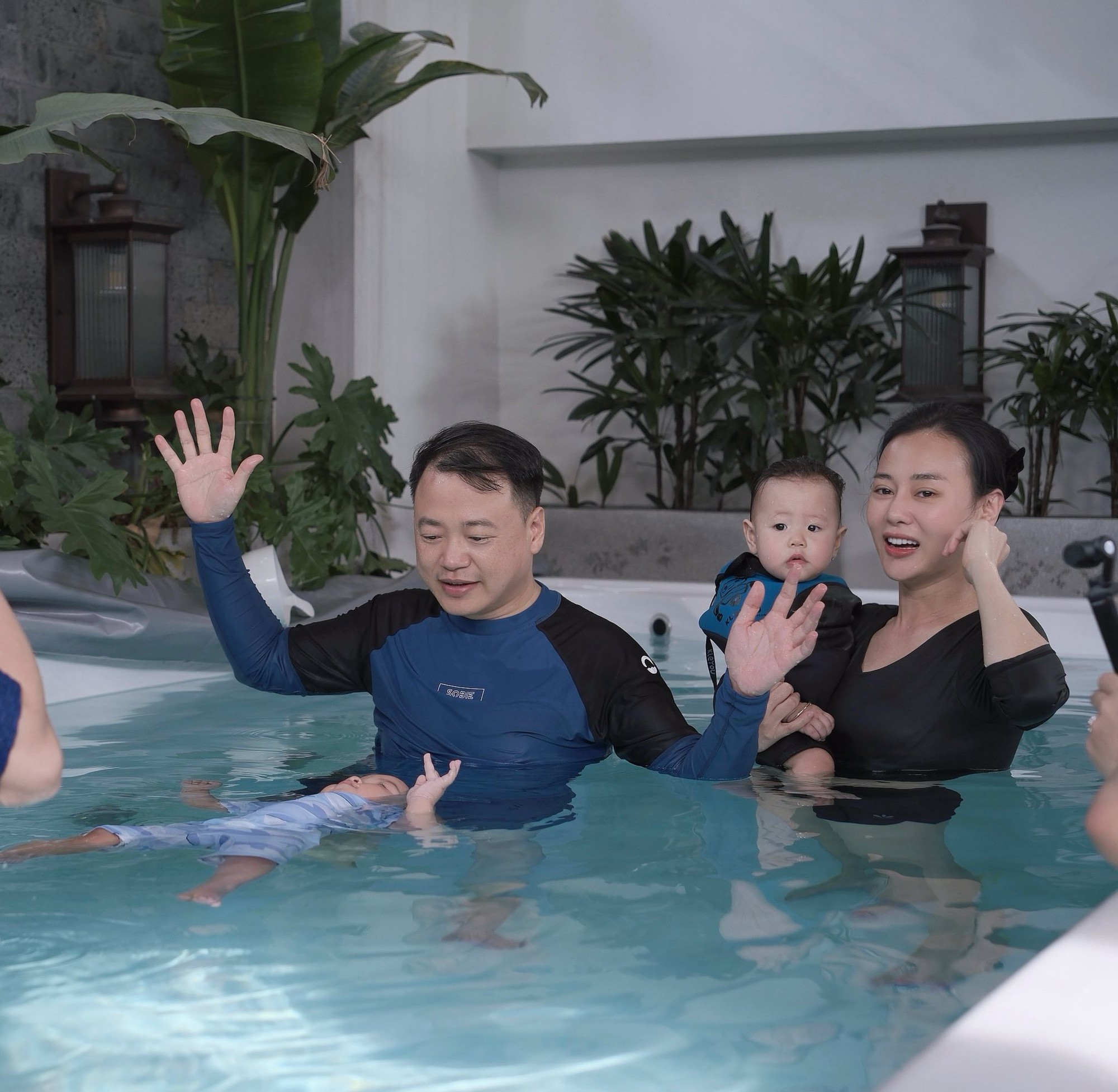 Shark Bình – Phương Oanh đưa cặp song sinh đi học bơi từ sớm: Thành quả không ngờ chỉ sau 1 tháng- Ảnh 1. Shark Bình – Phương Oanh đưa cặp song sinh đi học bơi từ sớm: Thành quả không ngờ chỉ sau 1 tháng- Ảnh 1.