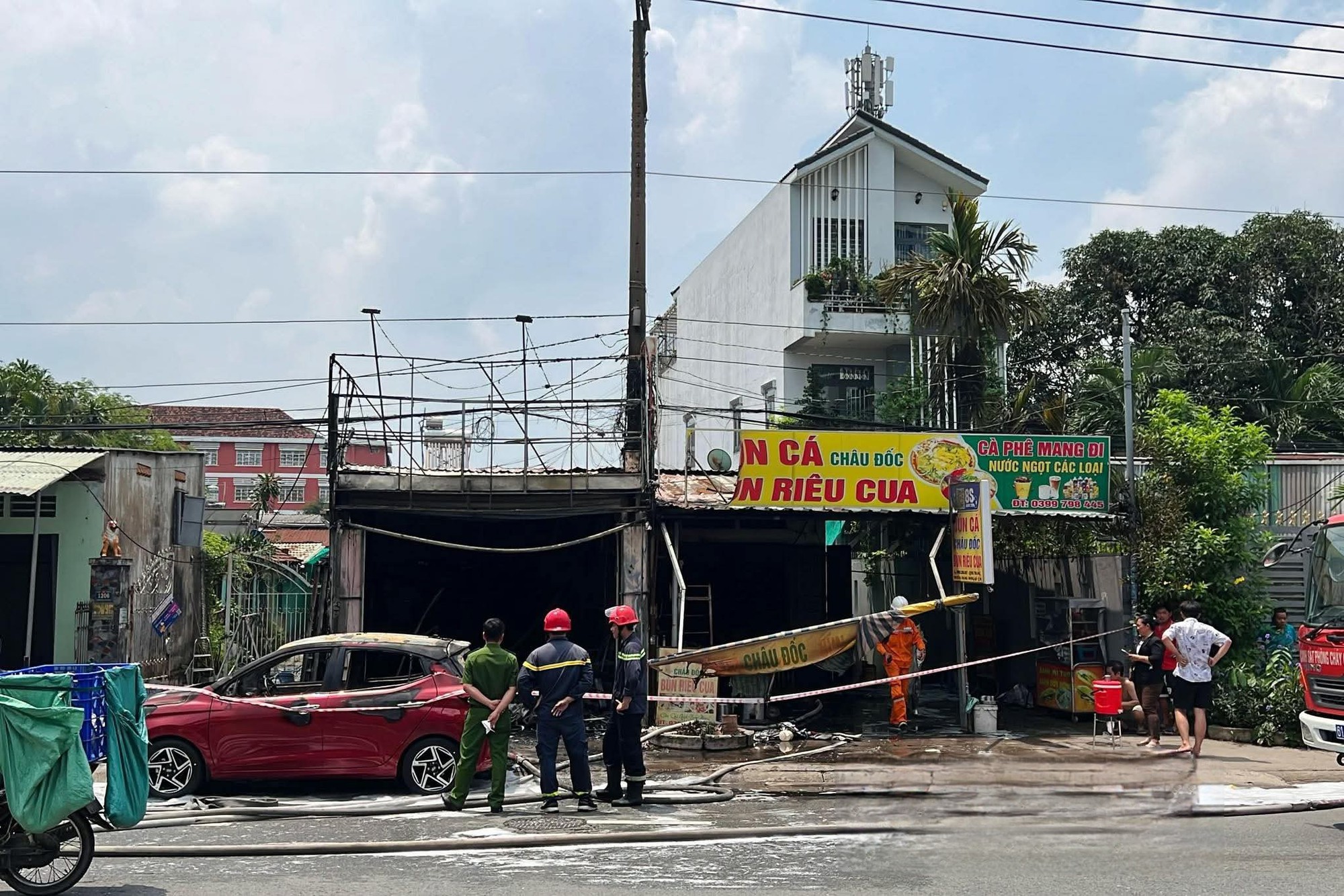 Đổ xăng dọa vợ gây cháy lớn: Chồng hé lộ cuộc điện thoại trước khi xảy ra tai nạn- Ảnh 2. Đổ xăng dọa vợ gây cháy lớn: Chồng hé lộ cuộc điện thoại trước khi xảy ra tai nạn- Ảnh 2.