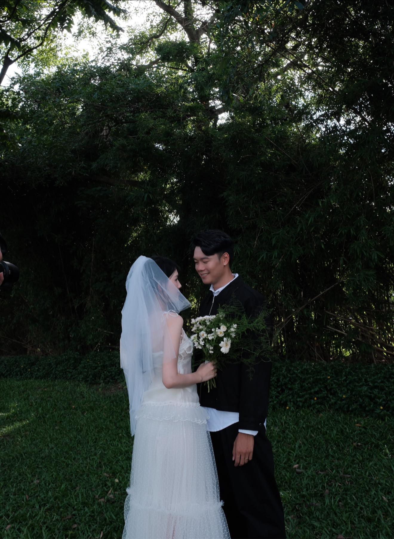 Thành Chung khoe bộ ảnh ngọt hơn đường với nàng WAG xinh nhất làng bóng Việt, 7 năm yêu vẫn một ánh mắt si tình- Ảnh 3. Thành Chung khoe bộ ảnh ngọt hơn đường với nàng WAG xinh nhất làng bóng Việt, 7 năm yêu vẫn một ánh mắt si tình- Ảnh 3.