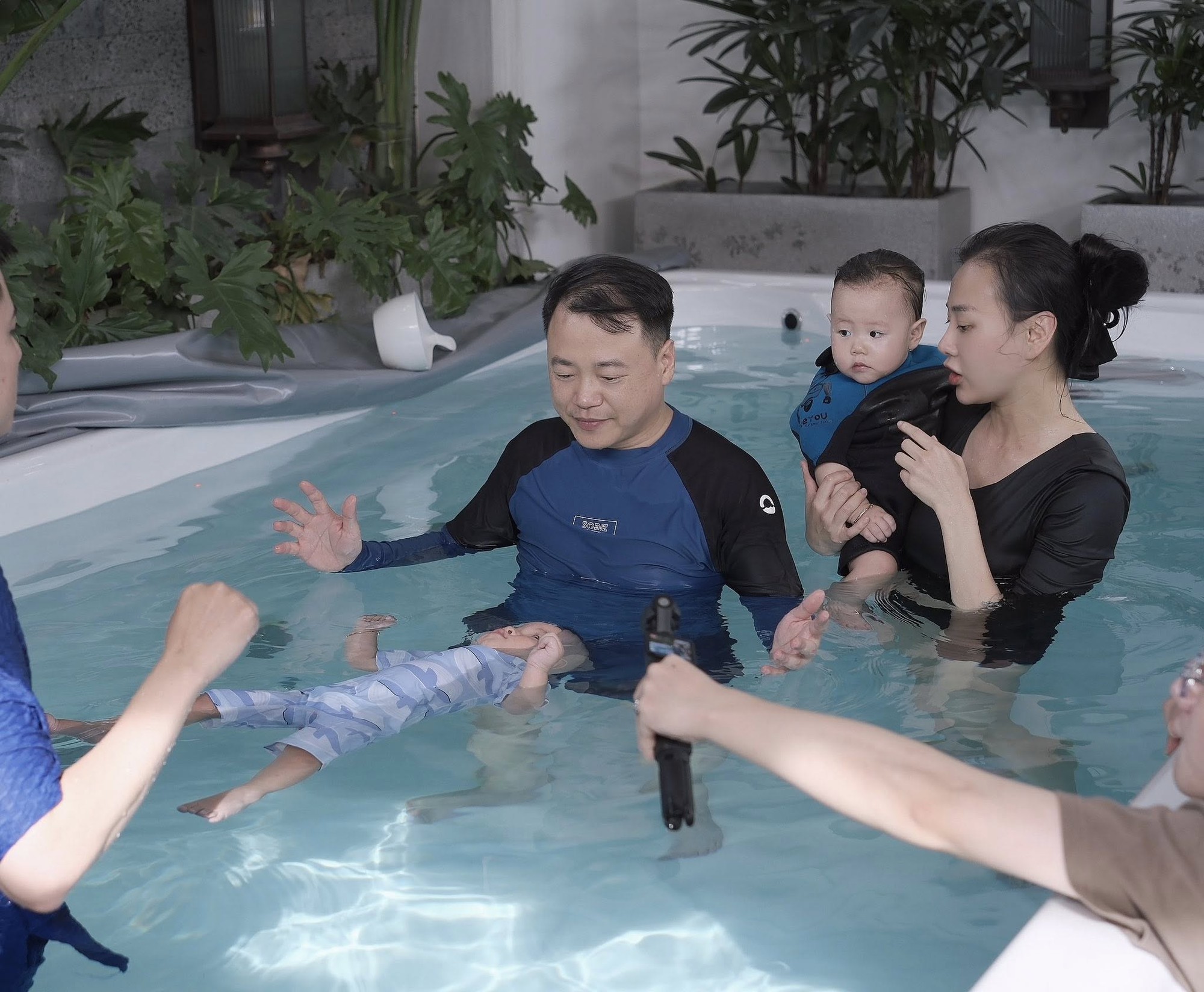 Shark Bình – Phương Oanh đưa cặp song sinh đi học bơi từ sớm: Thành quả không ngờ chỉ sau 1 tháng- Ảnh 3. Shark Bình – Phương Oanh đưa cặp song sinh đi học bơi từ sớm: Thành quả không ngờ chỉ sau 1 tháng- Ảnh 3.