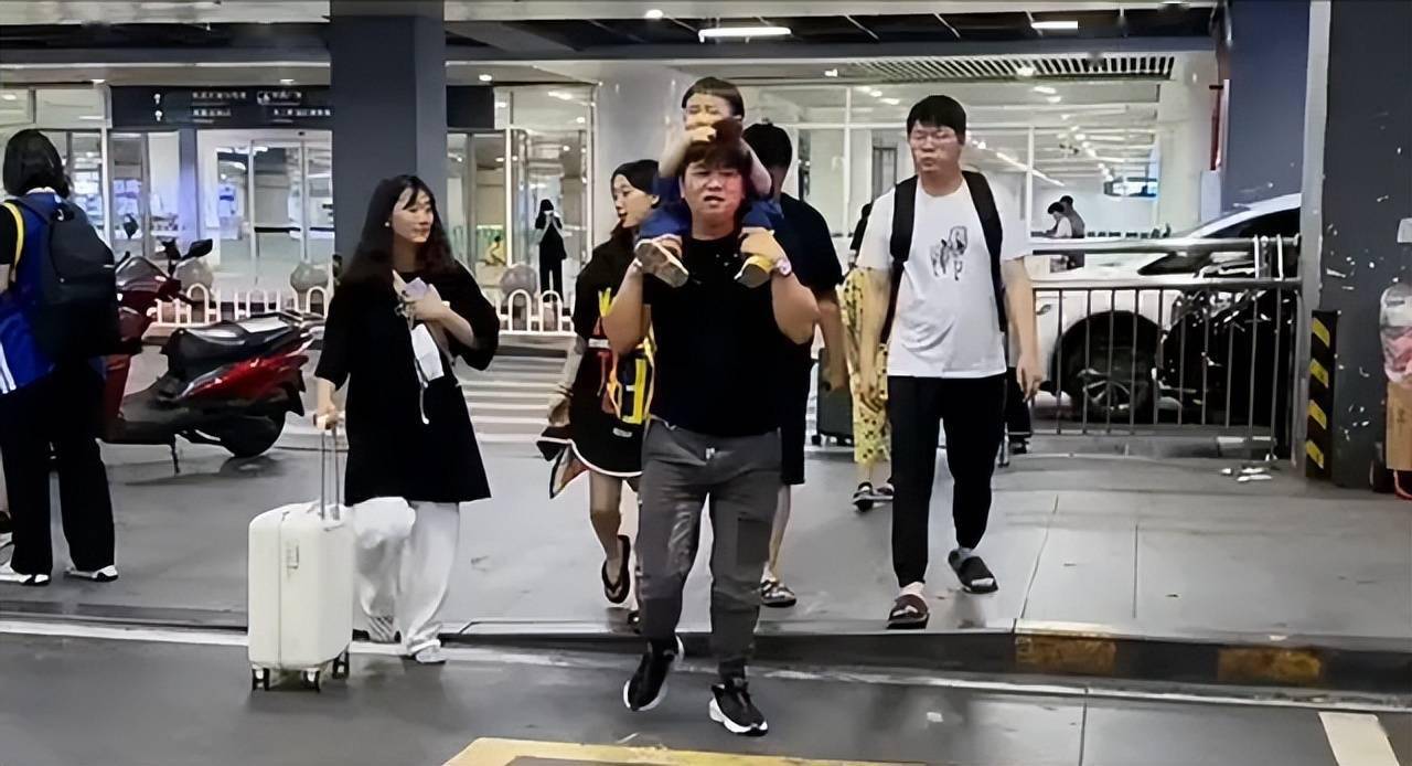 Người đàn ông khổ nhất Trung Quốc mỗi mùa nghỉ hè- Ảnh 2. Người đàn ông khổ nhất Trung Quốc mỗi mùa nghỉ hè- Ảnh 2.