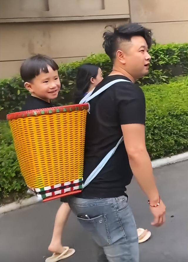 Người đàn ông khổ nhất Trung Quốc mỗi mùa nghỉ hè- Ảnh 7. Người đàn ông khổ nhất Trung Quốc mỗi mùa nghỉ hè- Ảnh 7.