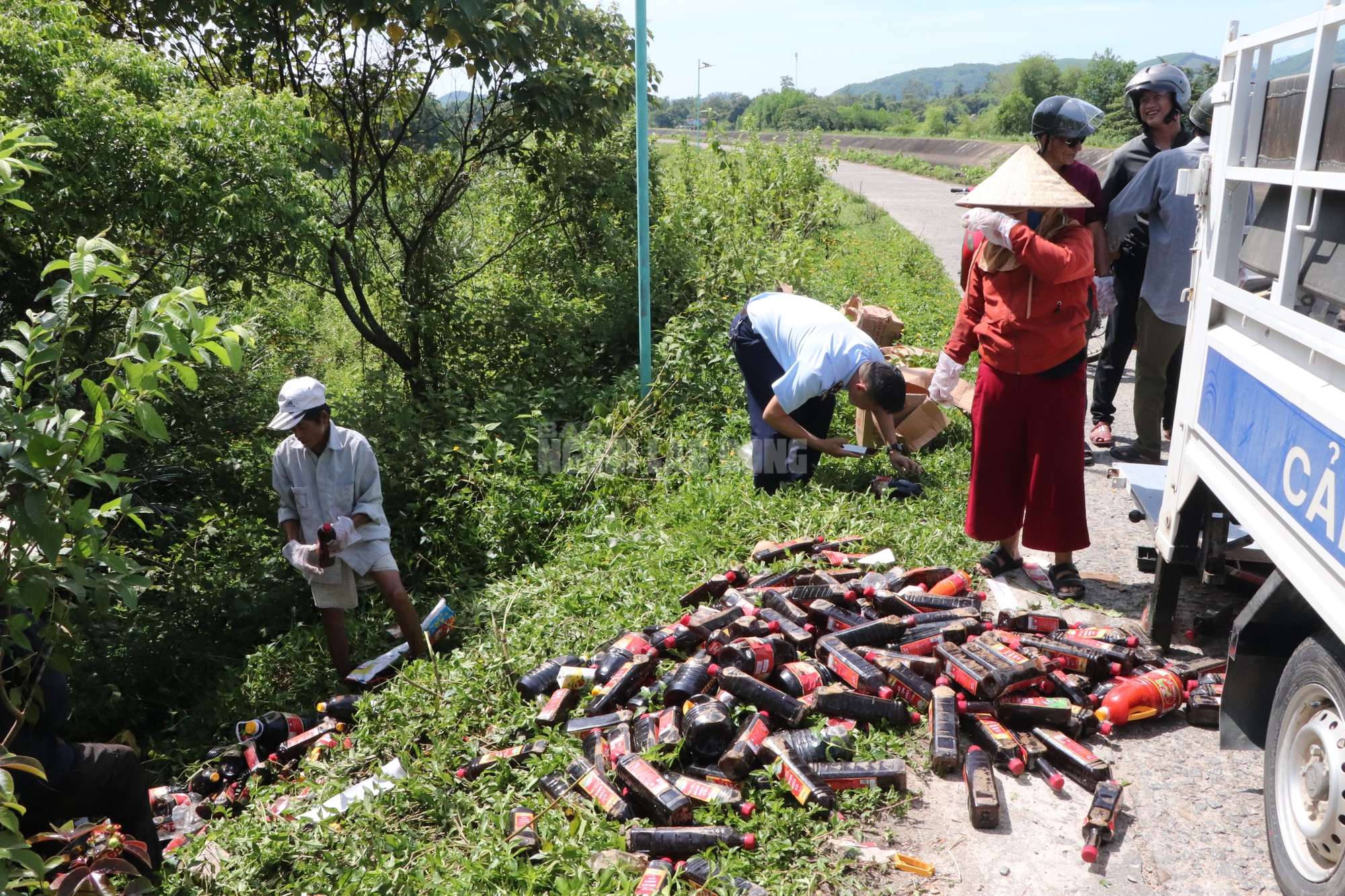 Nguồn gốc hàng ngàn chai nước mắm bị vứt bỏ ở Quảng Nam- Ảnh 2. Nguồn gốc hàng ngàn chai nước mắm bị vứt bỏ ở Quảng Nam- Ảnh 2.