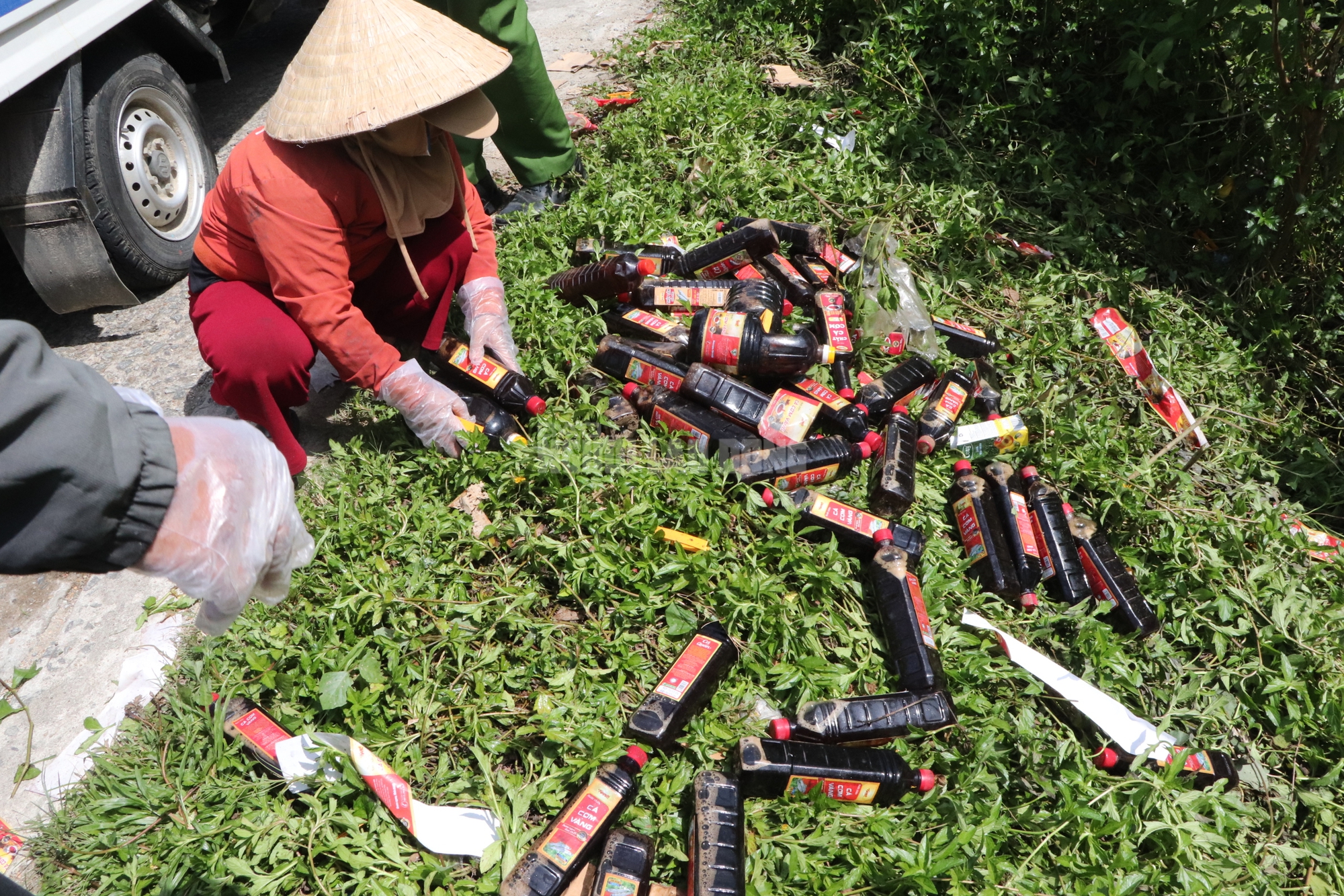 Nguồn gốc hàng ngàn chai nước mắm bị vứt bỏ ở Quảng Nam- Ảnh 3. Nguồn gốc hàng ngàn chai nước mắm bị vứt bỏ ở Quảng Nam- Ảnh 3.