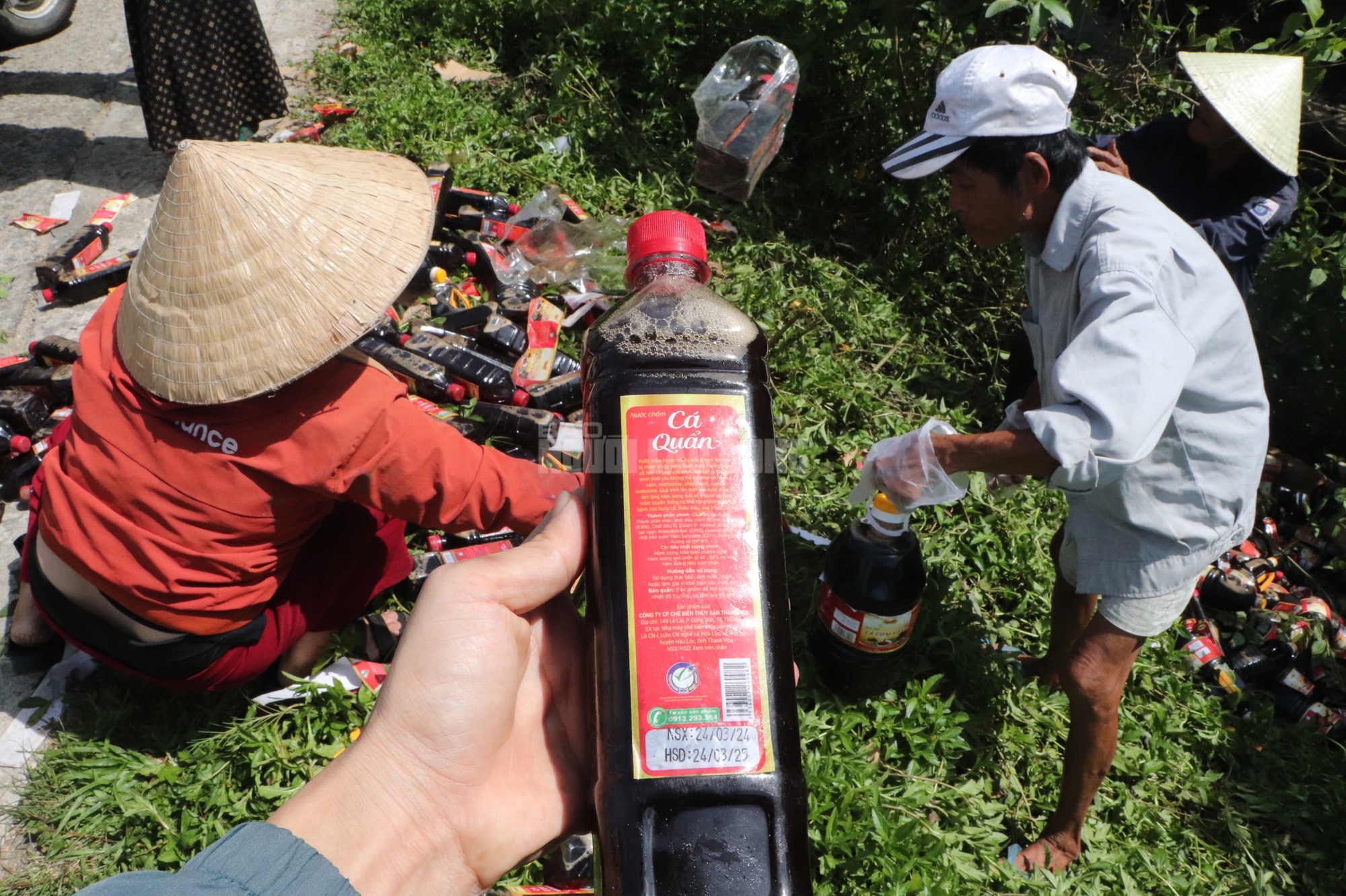Nguồn gốc hàng ngàn chai nước mắm bị vứt bỏ ở Quảng Nam- Ảnh 6. Nguồn gốc hàng ngàn chai nước mắm bị vứt bỏ ở Quảng Nam- Ảnh 6.