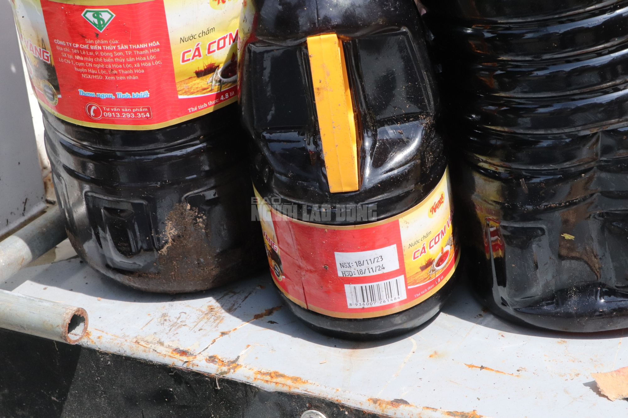 Nguồn gốc hàng ngàn chai nước mắm bị vứt bỏ ở Quảng Nam- Ảnh 8. Nguồn gốc hàng ngàn chai nước mắm bị vứt bỏ ở Quảng Nam- Ảnh 8.