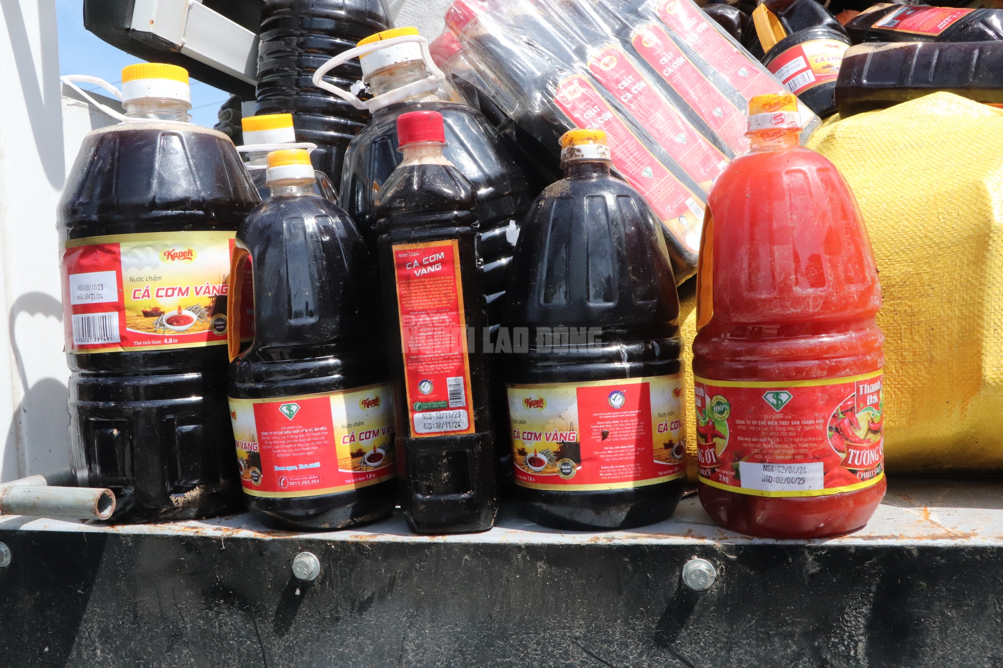 Nguồn gốc hàng ngàn chai nước mắm bị vứt bỏ ở Quảng Nam- Ảnh 9. Nguồn gốc hàng ngàn chai nước mắm bị vứt bỏ ở Quảng Nam- Ảnh 9.