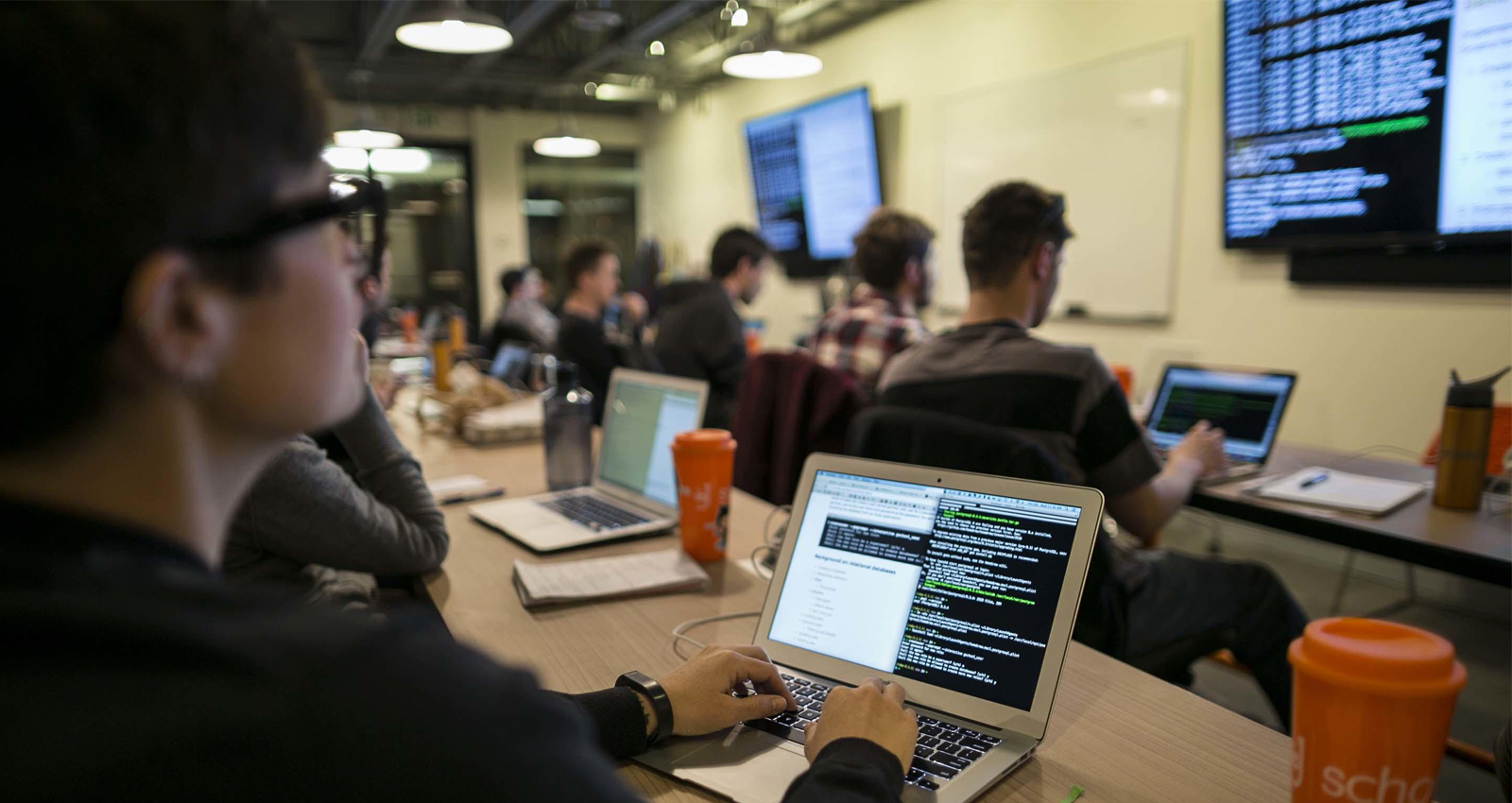 Ngành học này mấy năm trước ai theo sẽ bị mắng là "liều", phụ huynh lo sốt vó, giờ ra trường lương 60 triệu/tháng- Ảnh 2.